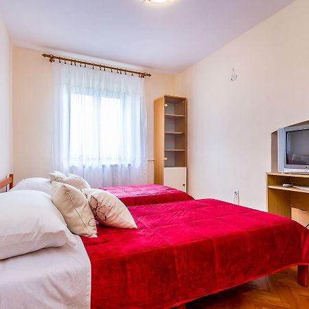 Ferienwohnung Mit Wlan, Klima, Parkplatz, Grill Und Grossem Garten Zum Fussball Spielen Gajana Exterior photo