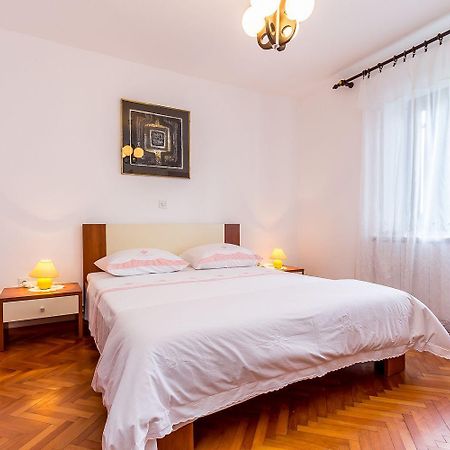 Ferienwohnung Mit Wlan, Klima, Parkplatz, Grill Und Grossem Garten Zum Fussball Spielen Gajana Exterior photo