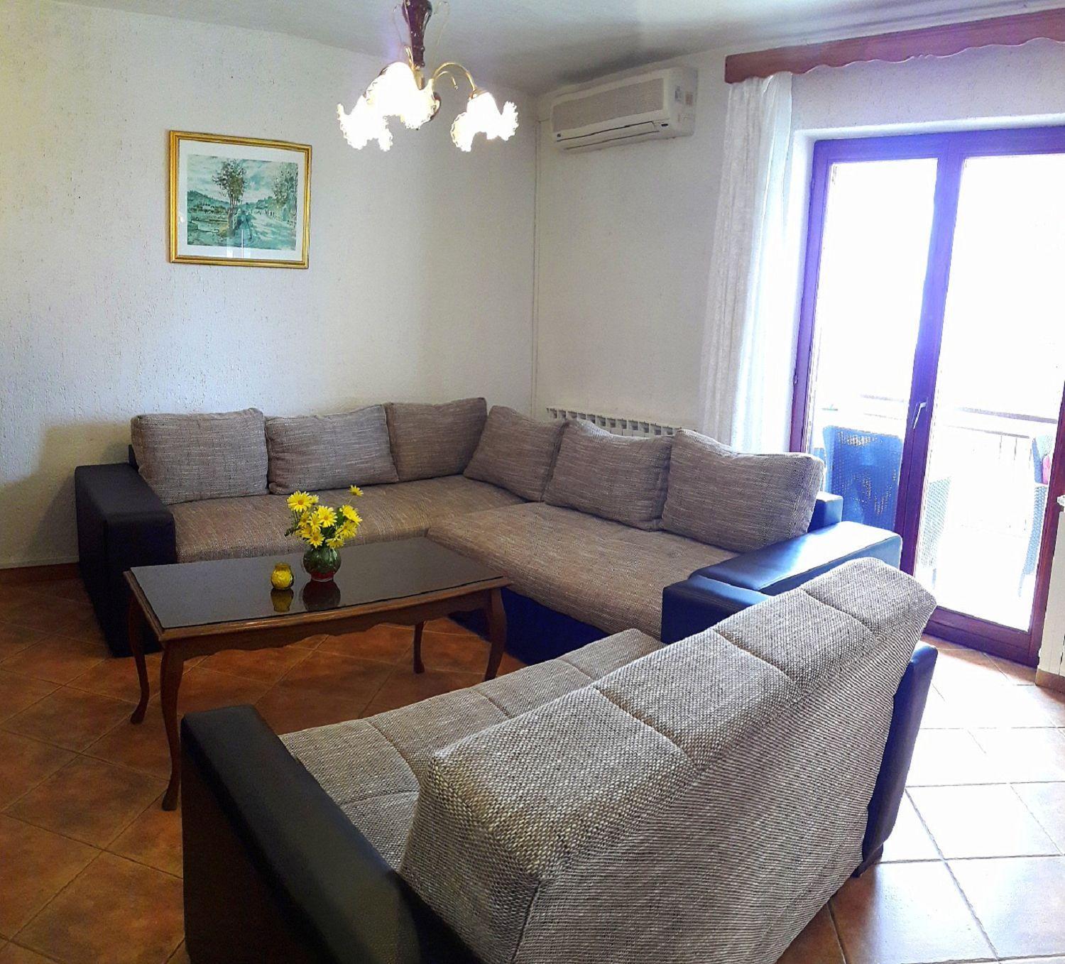 Ferienwohnung Mit Wlan, Klima, Parkplatz, Grill Und Grossem Garten Zum Fussball Spielen Gajana Exterior photo