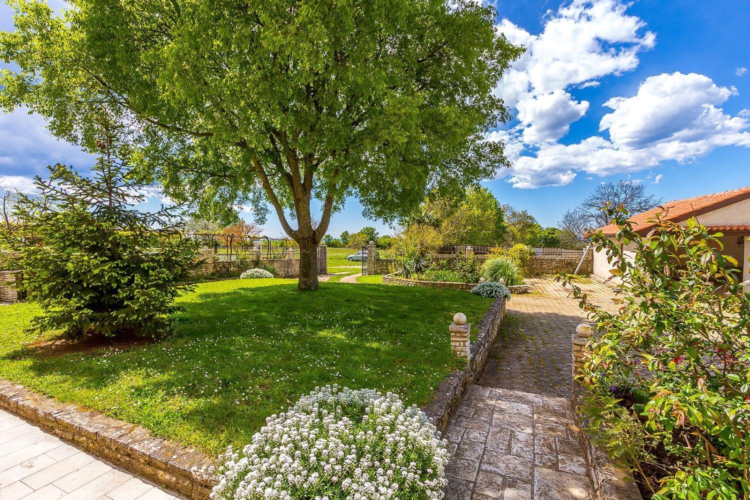Ferienwohnung Mit Wlan, Klima, Parkplatz, Grill Und Grossem Garten Zum Fussball Spielen Gajana Exterior photo