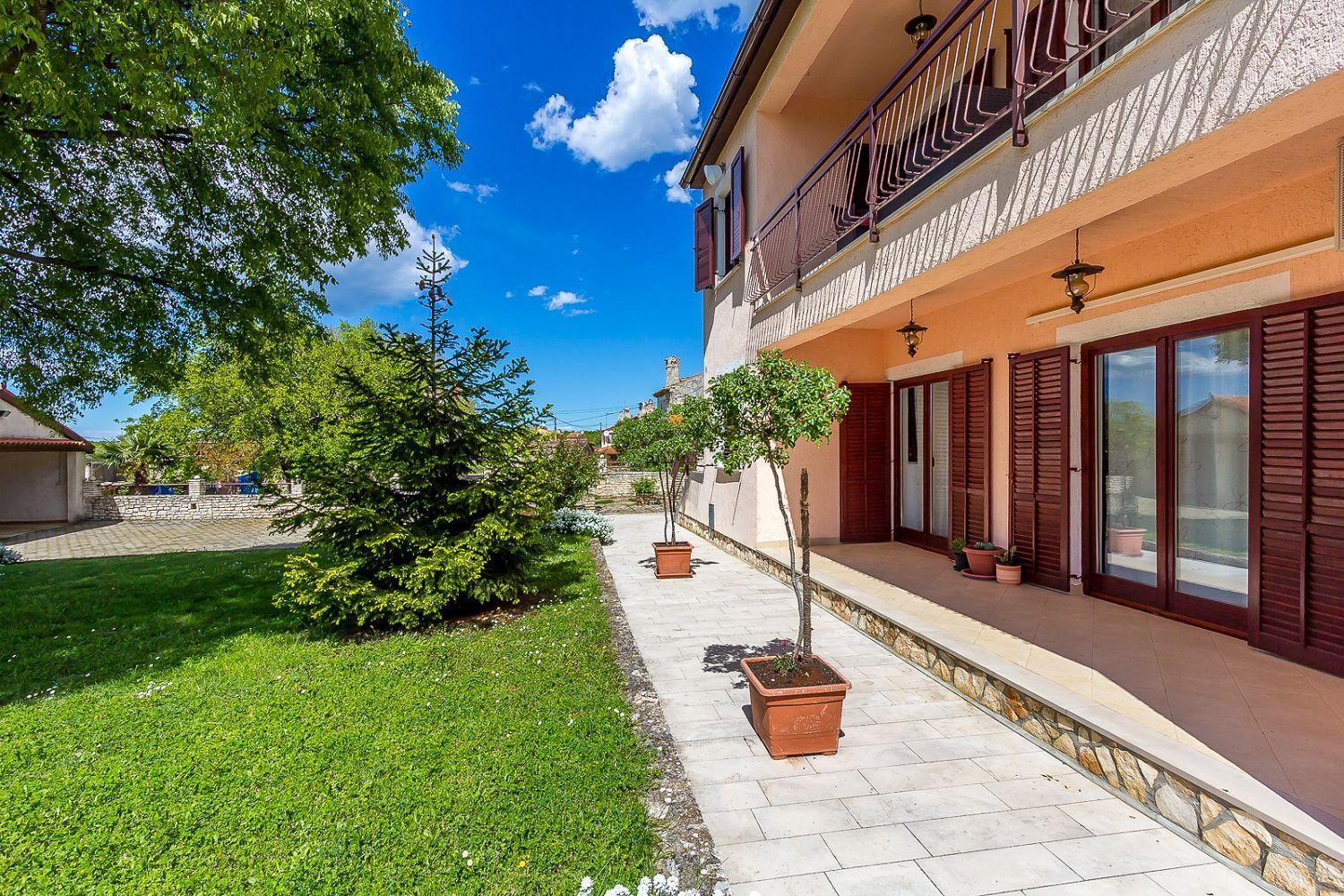 Ferienwohnung Mit Wlan, Klima, Parkplatz, Grill Und Grossem Garten Zum Fussball Spielen Gajana Exterior photo